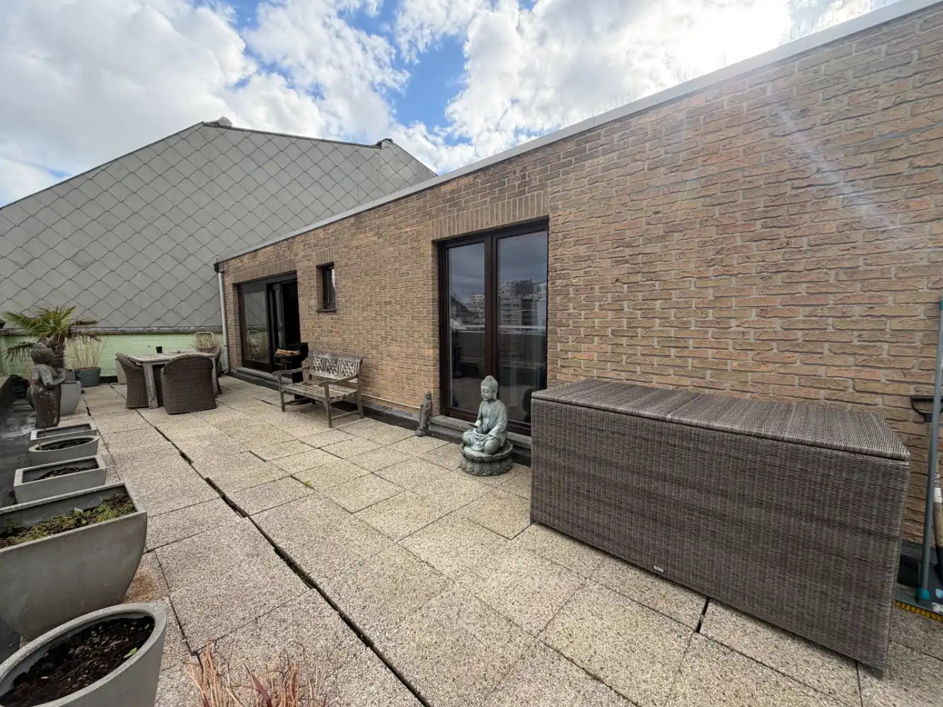 Dit charmante penthouse met één slaapkamer onderscheidt zich door zijn uitzonderlijke terrassen rondom het appartement. Dankzij de ruime buitenruimtes geniet u op elk moment van de dag van de zon en het buitenleven. Een unieke woonbeleving voor wie op zoek is naar een combinatie van comfort, rust en een overvloed aan buitenruimte. foto 17