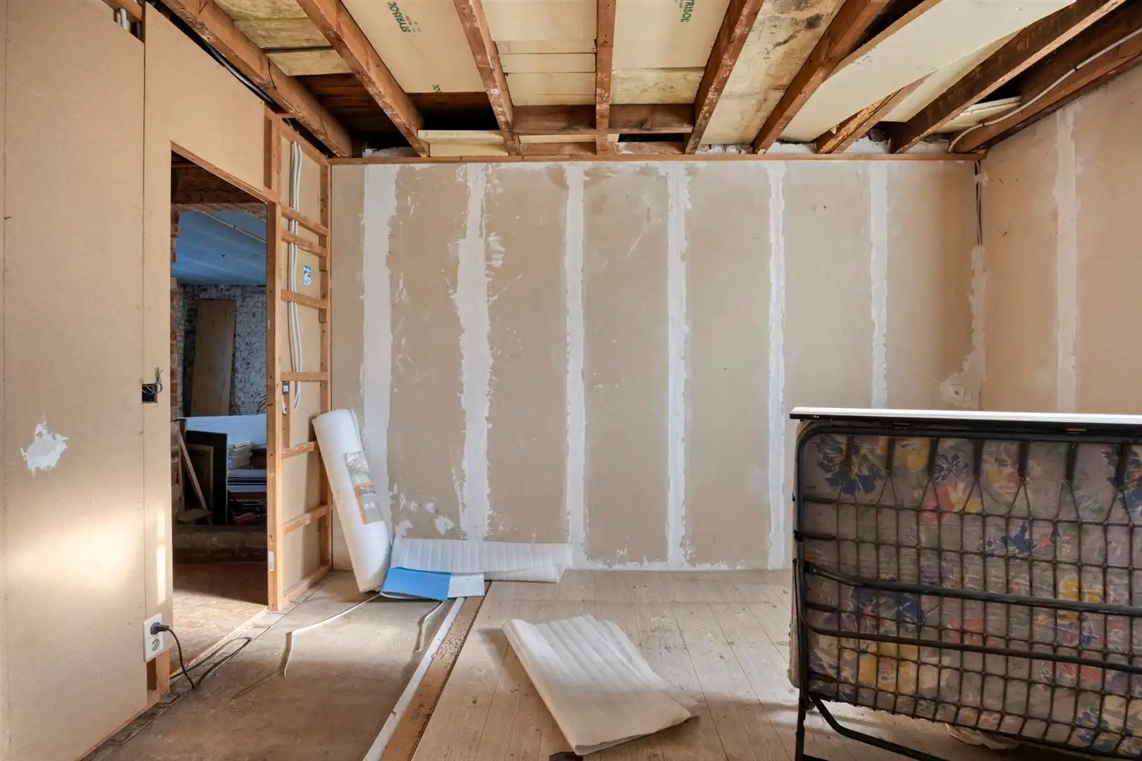 Grondig te renoveren huis. foto 24