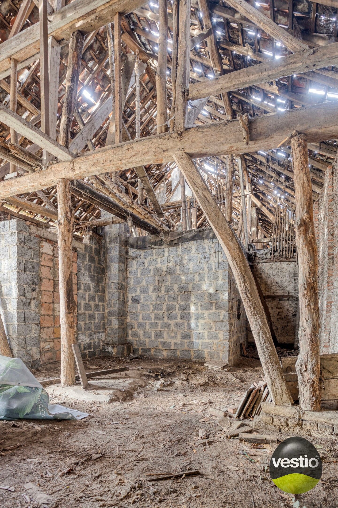 Beschermde langgestrekte vakwerkhoeve op zuid georiënteerd perceel van 15a 07ca. foto 14