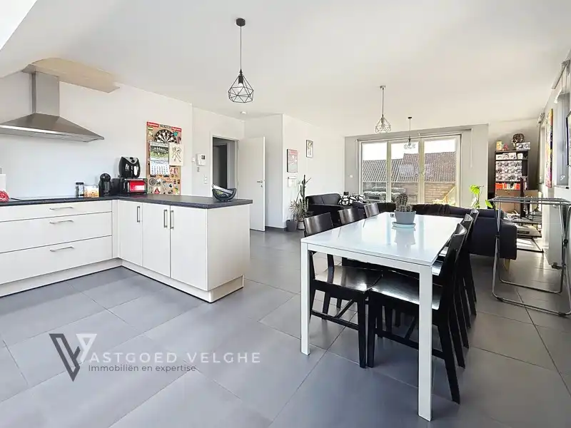 Te koop Eigentijds dakappartement van 89m² op centrale ligging met ruime zolder van maar liefst 30m² en garagebox van 20m² foto 2