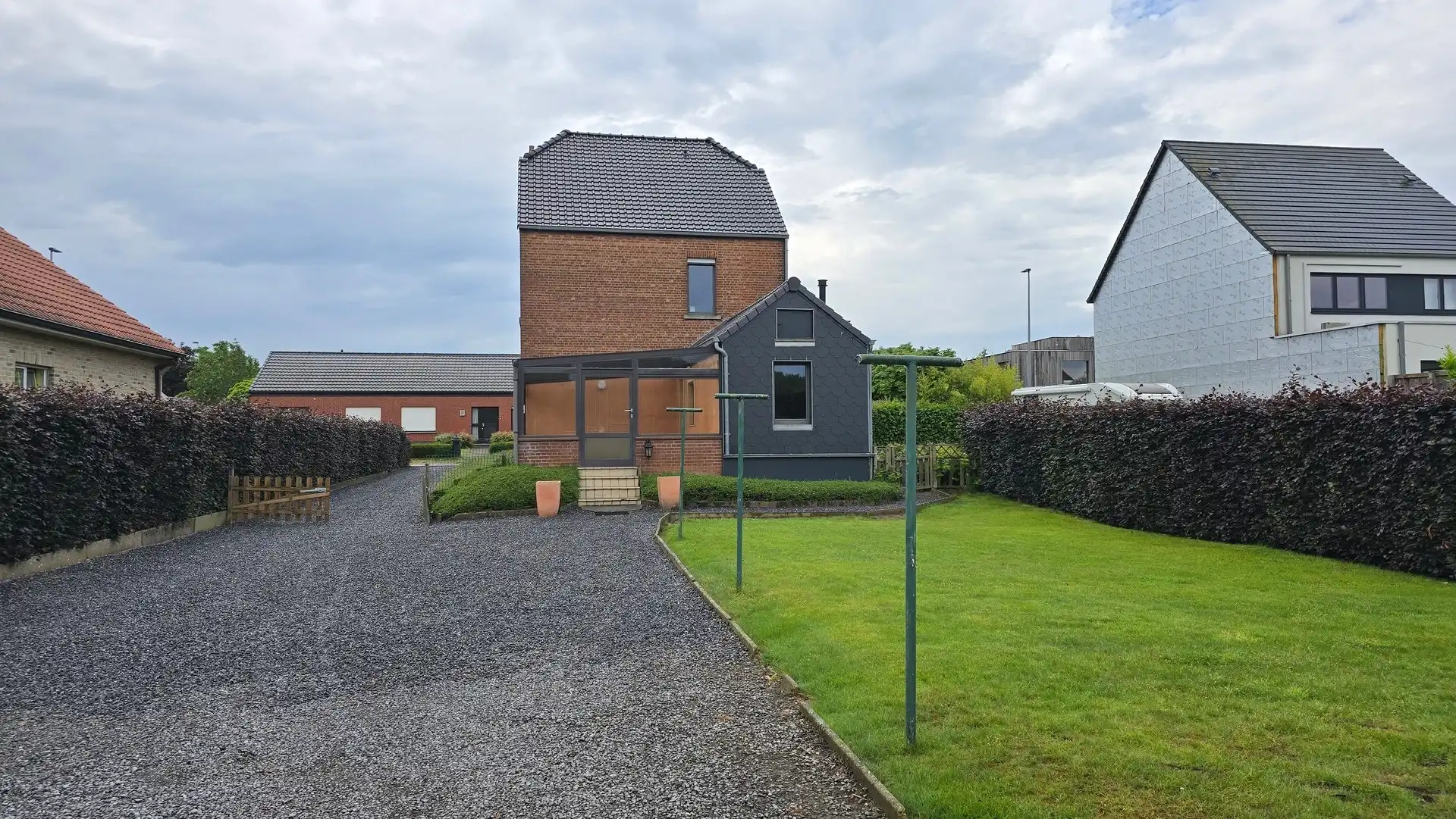 Karaktervolle Vrijstaande Woning met Veranda, Ruime Tuin en Vrijstaande Garage in Veltem-Beisem foto 2