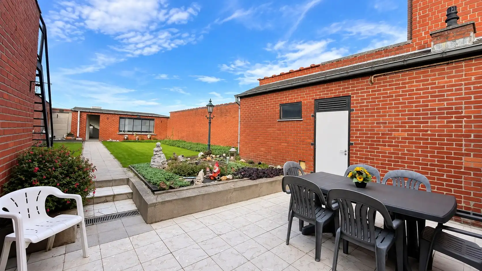 Ruime woning met 5 mogelijke slaapkamers, 2 badkamers, grote garage, ... 641 m² foto 5