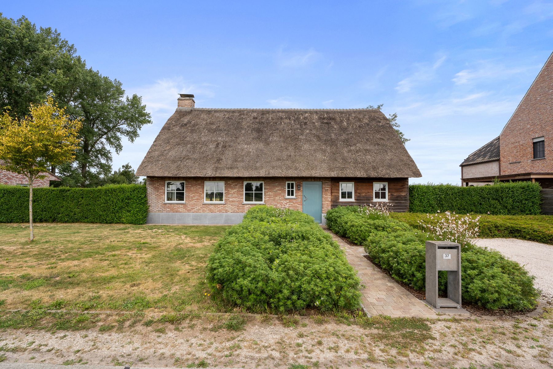 Exclusieve woning met klasse, ruimte en zicht op groen foto 3