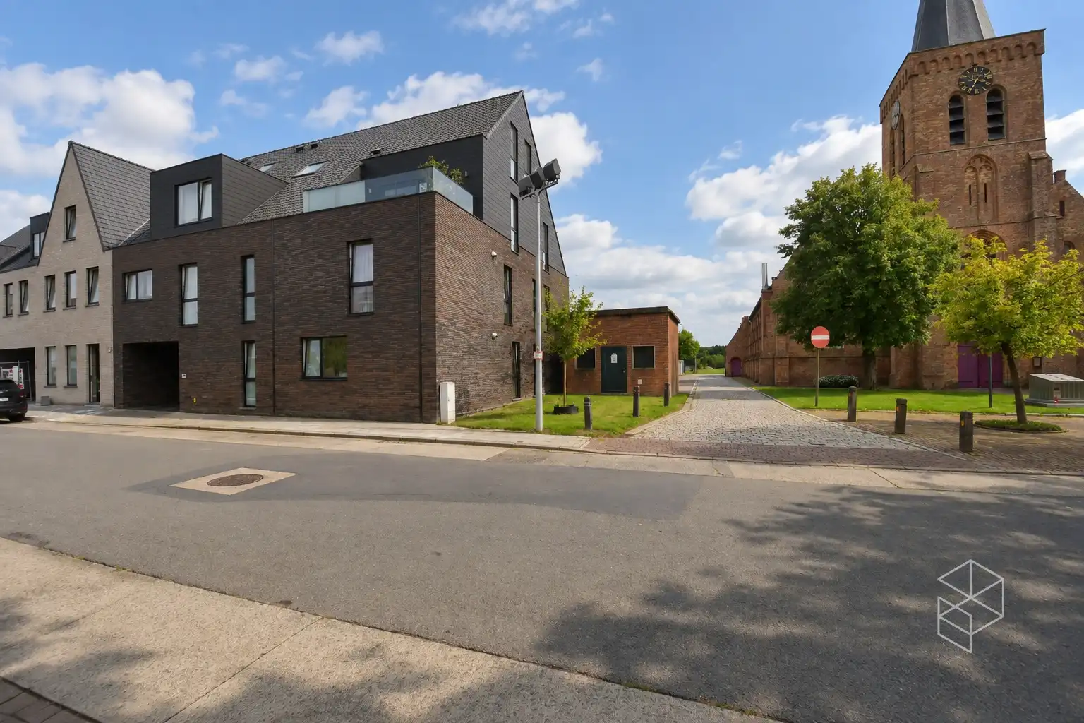 BEZOEKMOMENT NU ZATERDAG 19/09 VAN 16U TOT 18U | RUIM LICHTRIJK GELIJKVLOERS APPARTEMENT MET 2 SLKPS EN GROOT TERRAS foto {{pictureIndex}}