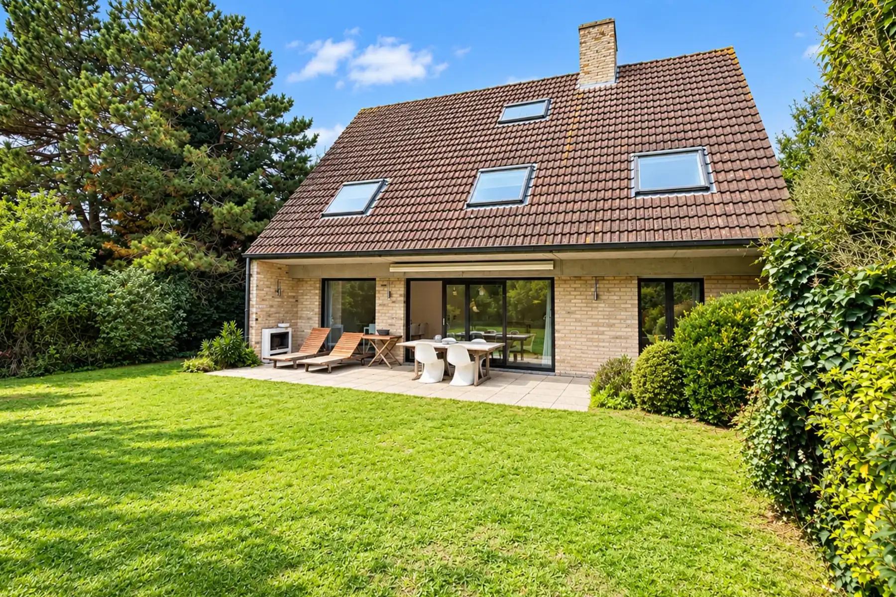 Charmante villa met renovatiepotentieel nabij Oosthoekplein foto {{pictureIndex}}