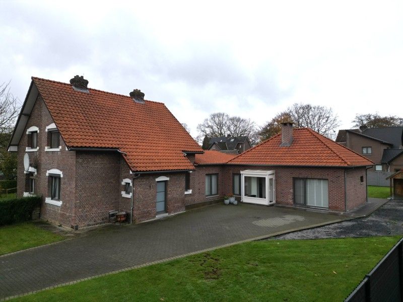 RUIME GEZINSWONING MET 3 SLPKS TE KOOP - CITÉ MAASMECHELEN foto {{pictureIndex}}