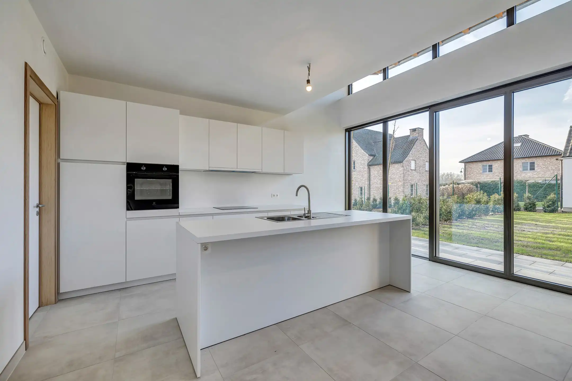 Prachtige nieuwbouwwoning in uniek woonerf foto 6