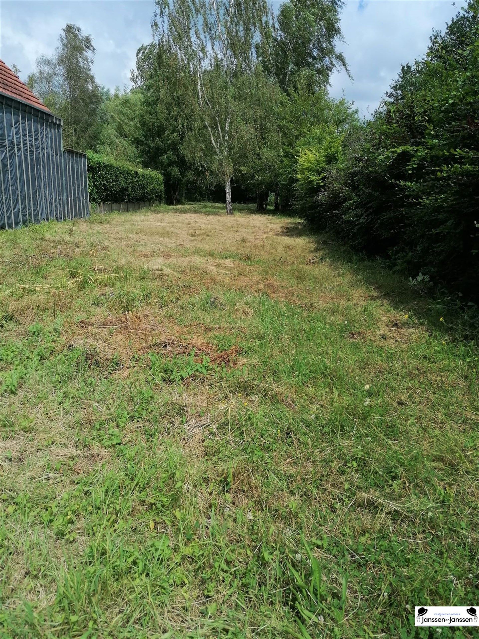 Bouwgrond gelegen nabij het centrum van Gooreind foto {{pictureIndex}}