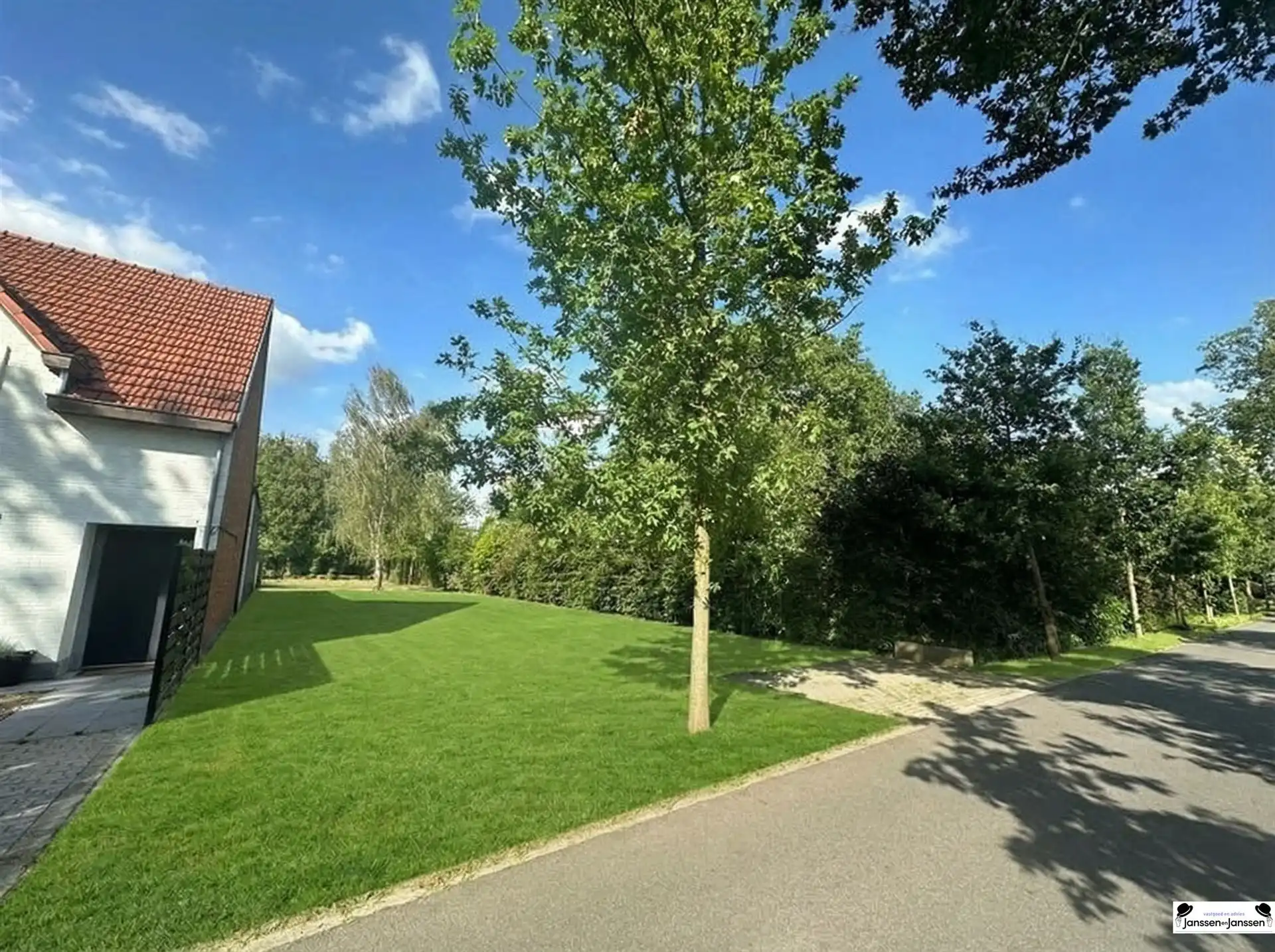 Bouwgrond gelegen nabij het centrum van Gooreind foto {{pictureIndex}}