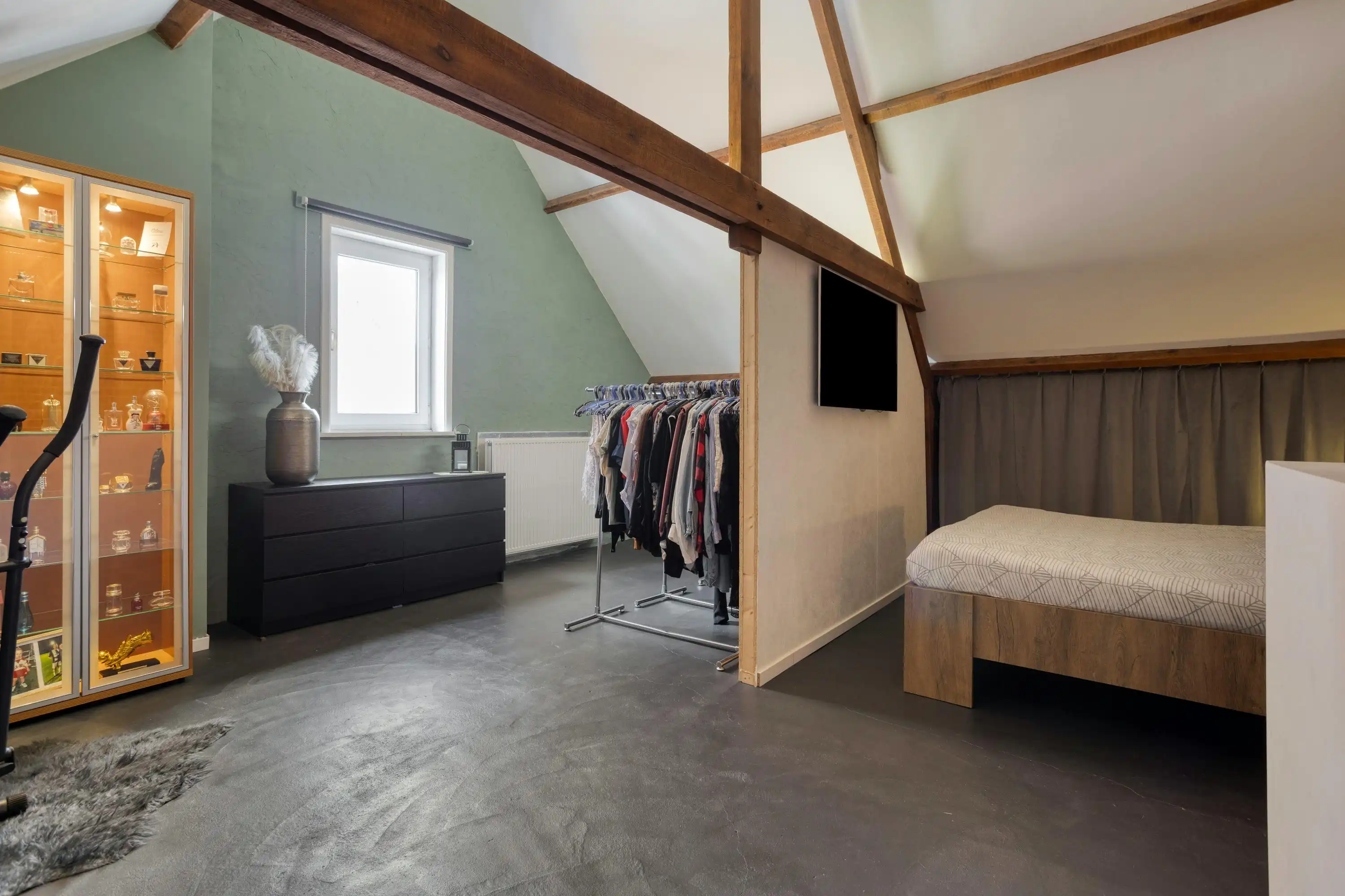 Een zeer ruim huis met 3 slaapkamers te Meulebeke. foto 8