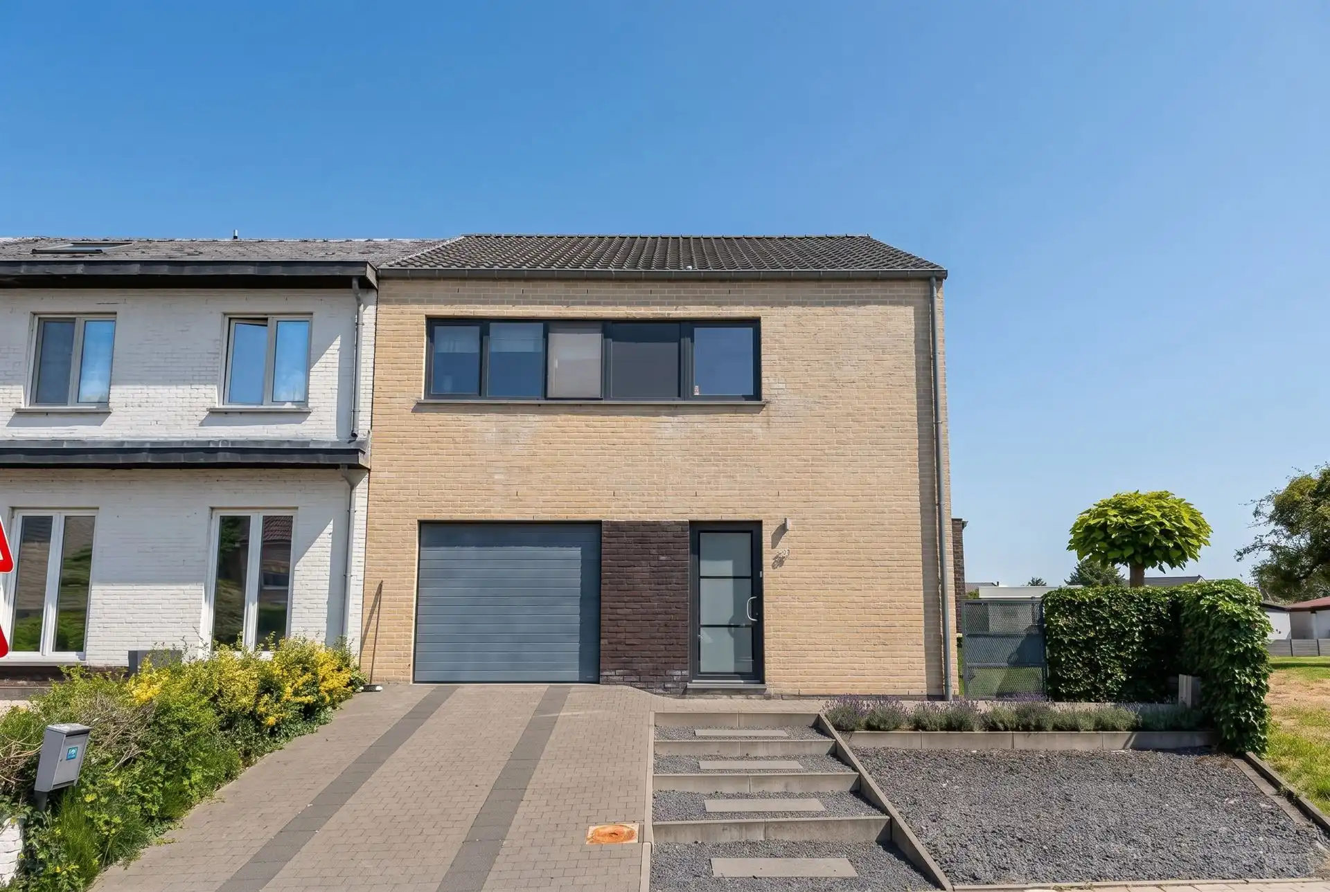 Instapklare halfopen woning met 3 slaapkamers en zwembad te Bilzen foto 2