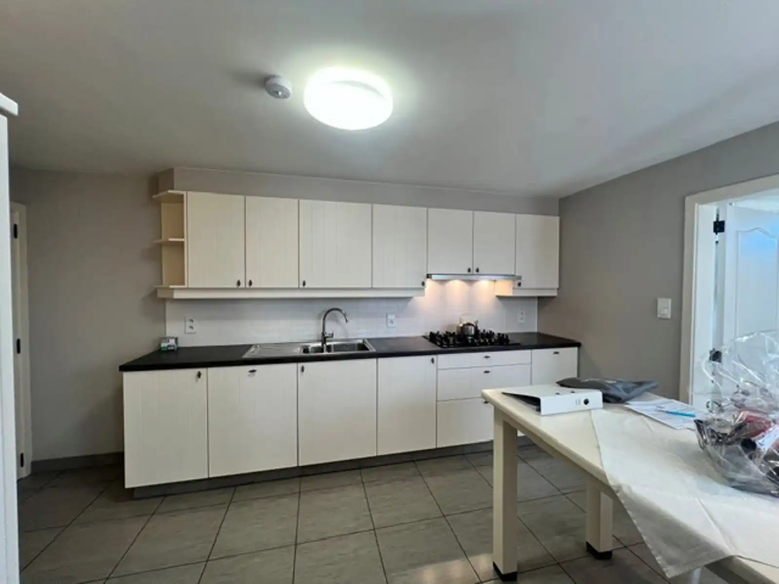 Halfopenbebouwing met 4 slaapkamers, garage en grote tuin. foto 4
