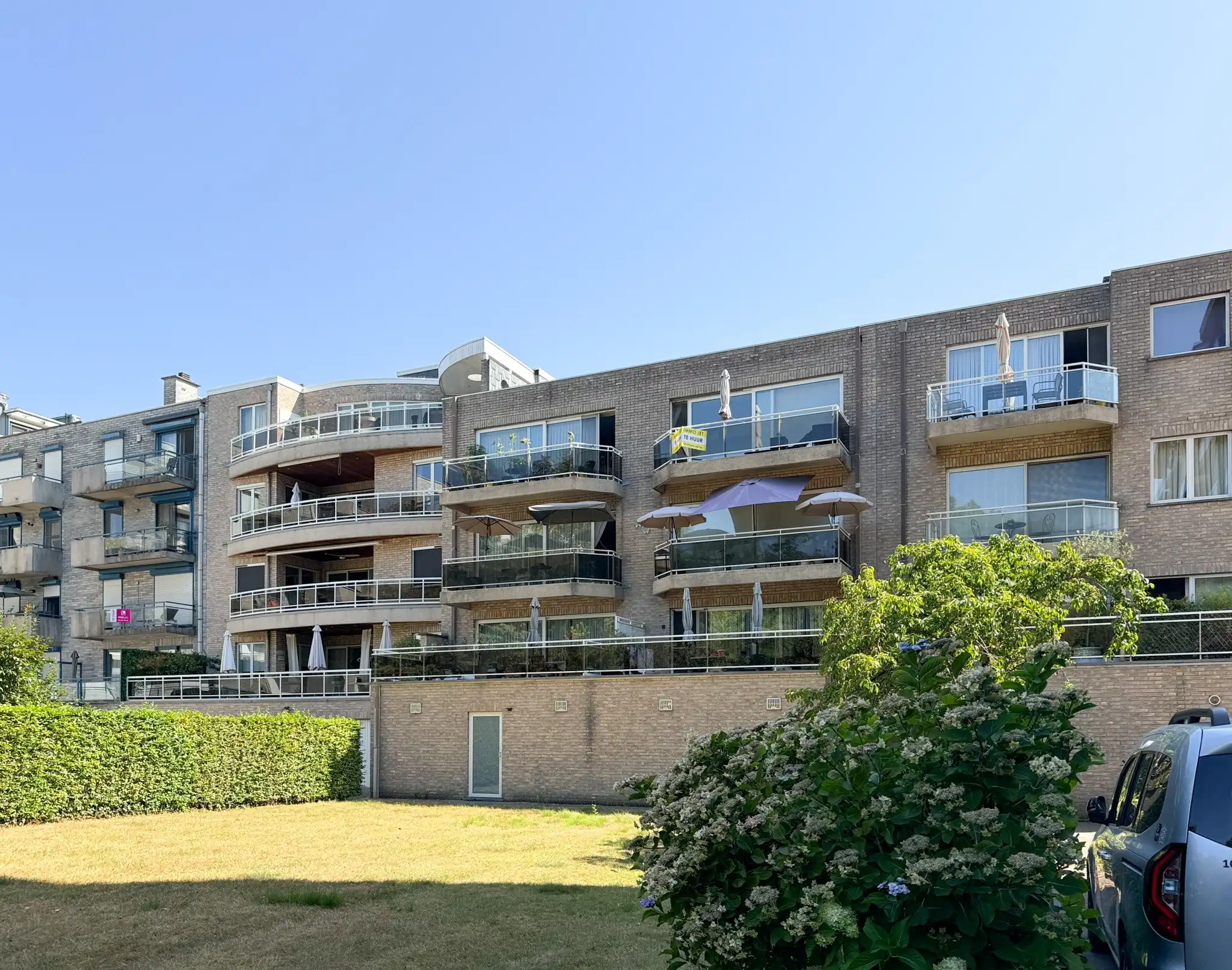 Rustig gelegen appartement dichtbij het centrum van Beveren met autostaanplaats foto {{pictureIndex}}