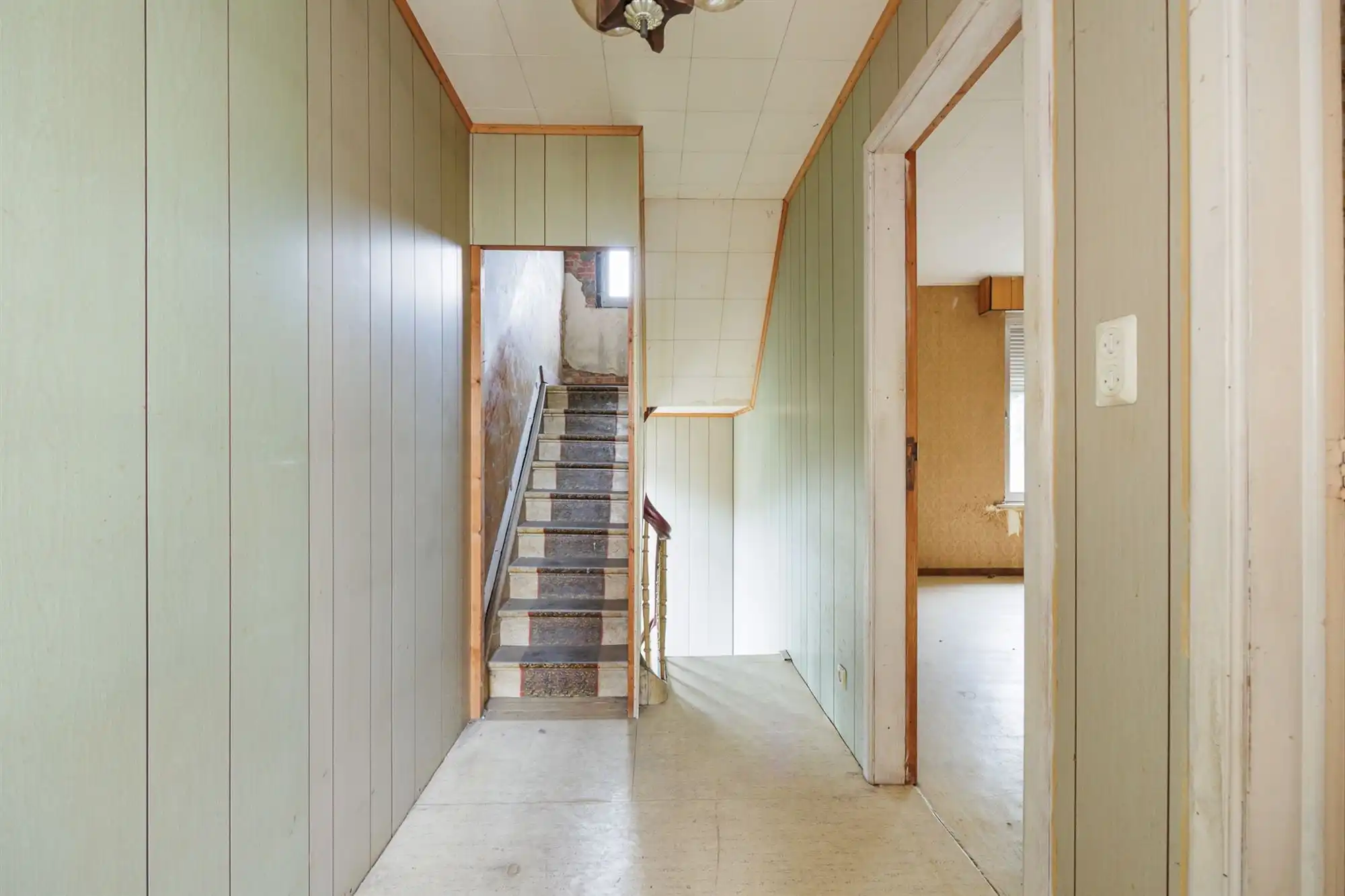 Te renoveren woning met garage, oprit en tuin foto 11