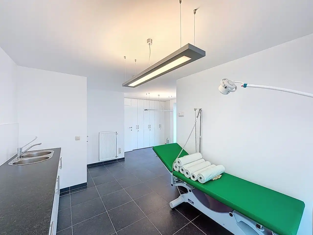 Praktijkruimte in standingvolle residentie ter hoogte van de Knokkestraat te Heist. foto 9