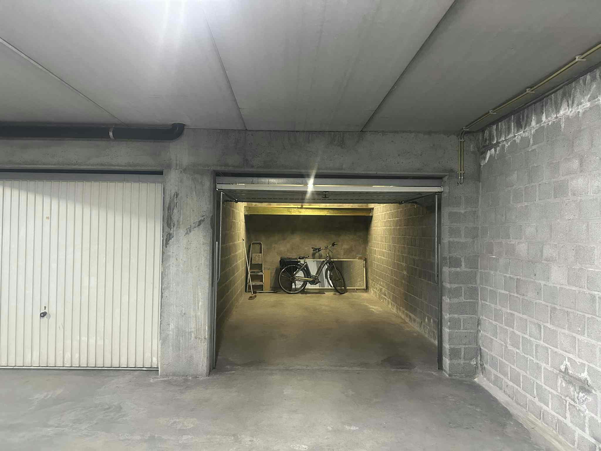 Gesloten garagebox te koop op topligging in Middelkerke! foto 4