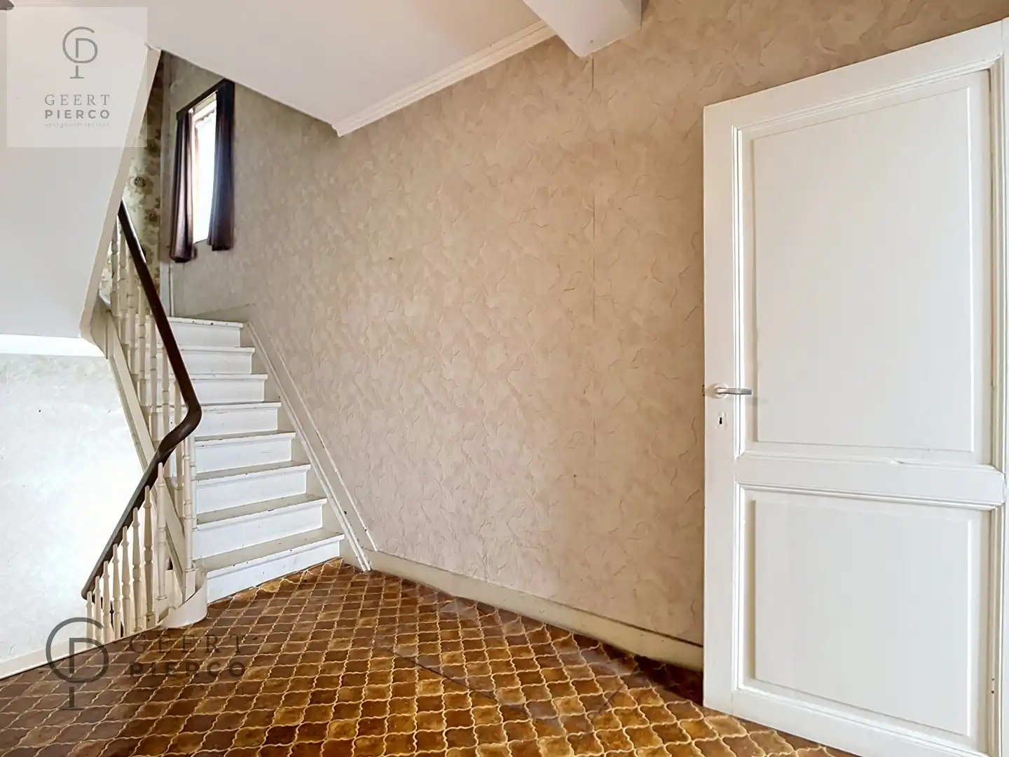 volledig te renoveren woonst met tal van opportuniteiten foto 12