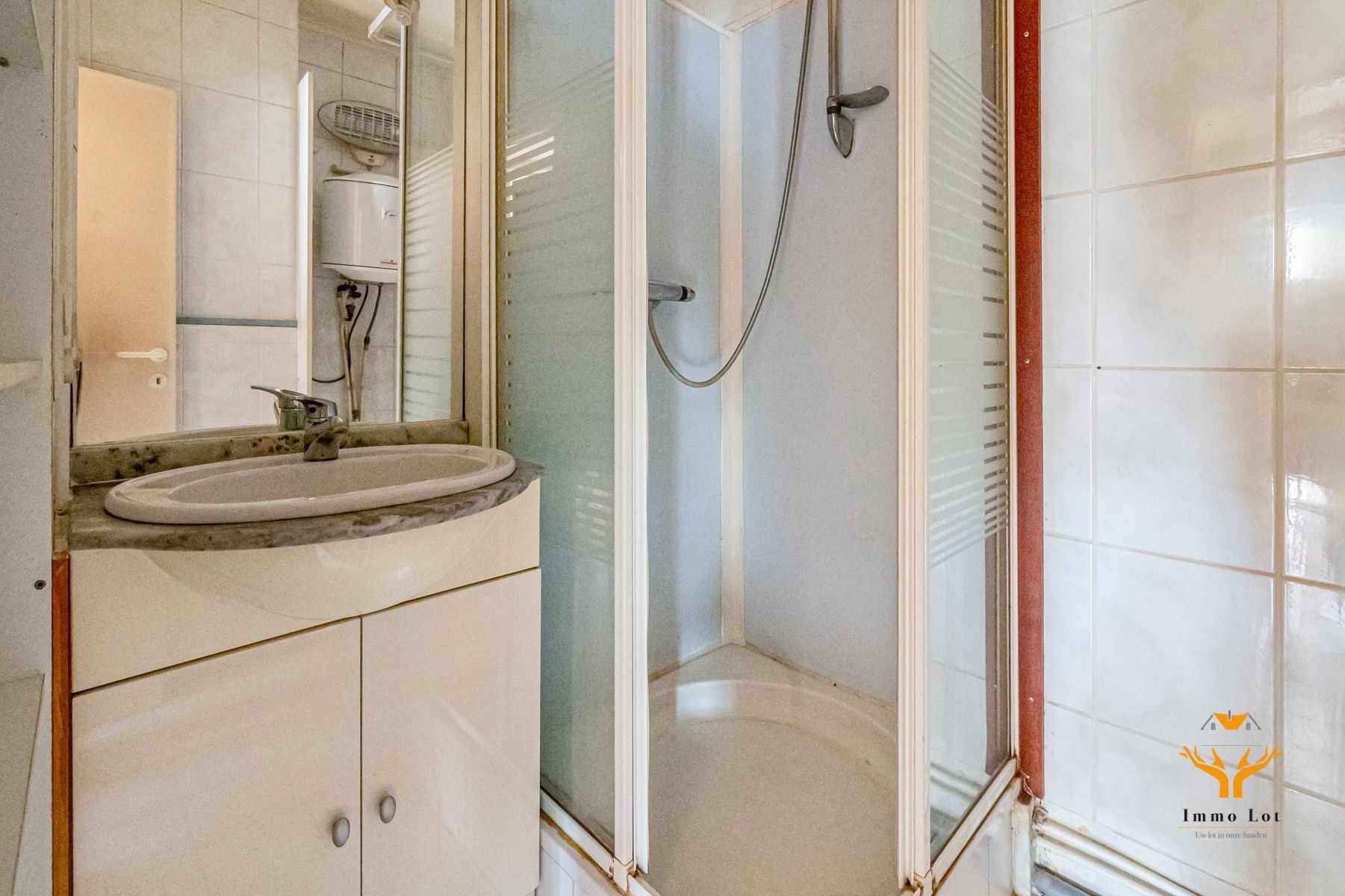 Op te frissen appartement met ruim terras foto 6