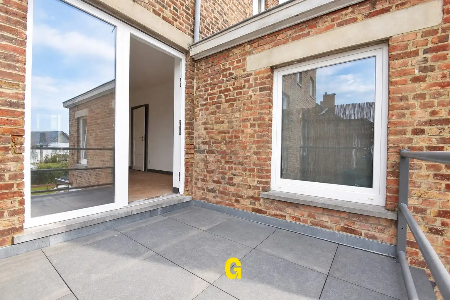 Netjes gerenoveerde duplex met twee slaapkamers en terras op mooie locatie in het centrum van Tongeren - GEEN BIJKOMENDE GEM. ONKOSTEN foto 3
