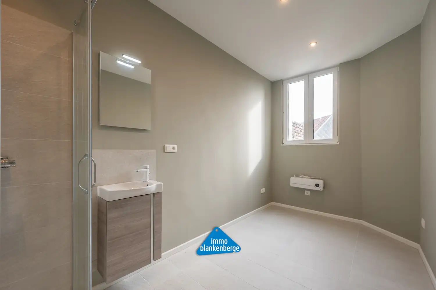 Volledig gerenoveerd duplexappartement nabij het Stationsplein en de Zeedijk foto 8