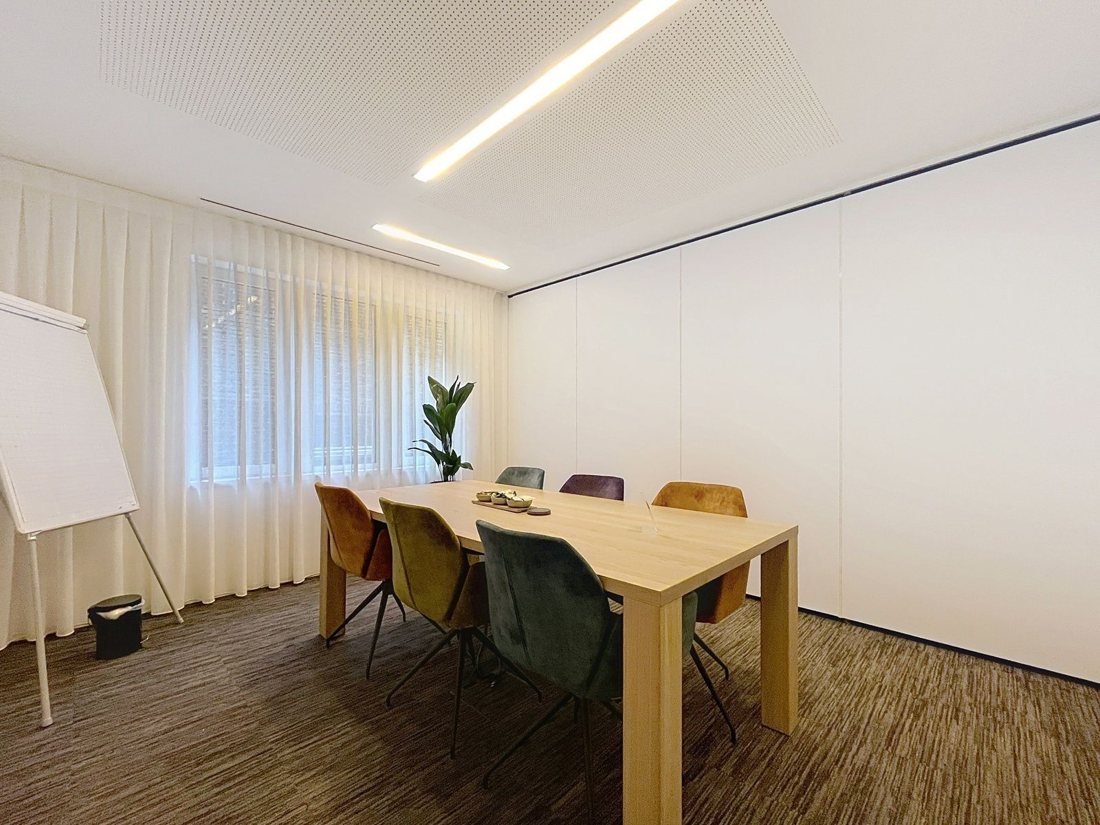 Duplex-kantoorruimte met 6/9 werkplekken in dienstencentrum. foto 16