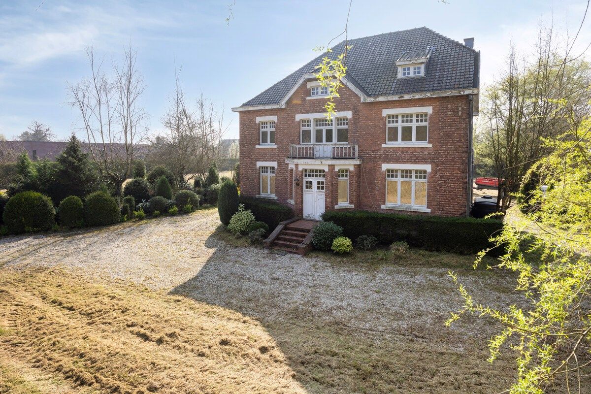 Te renoveren karaktervolle herenwoning op een prachtig perceel van 56 are. foto 4