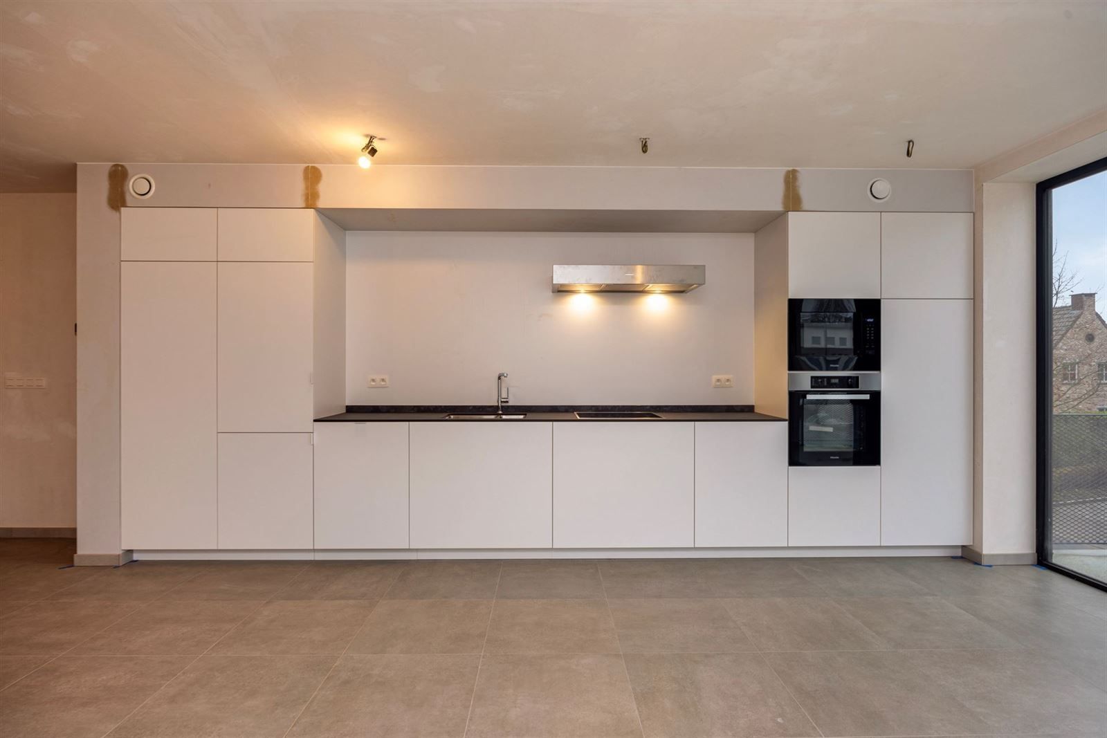 Nieuwbouwwoning met 2 slaapkamers, bureau, terras en staanplaatsen. foto 6