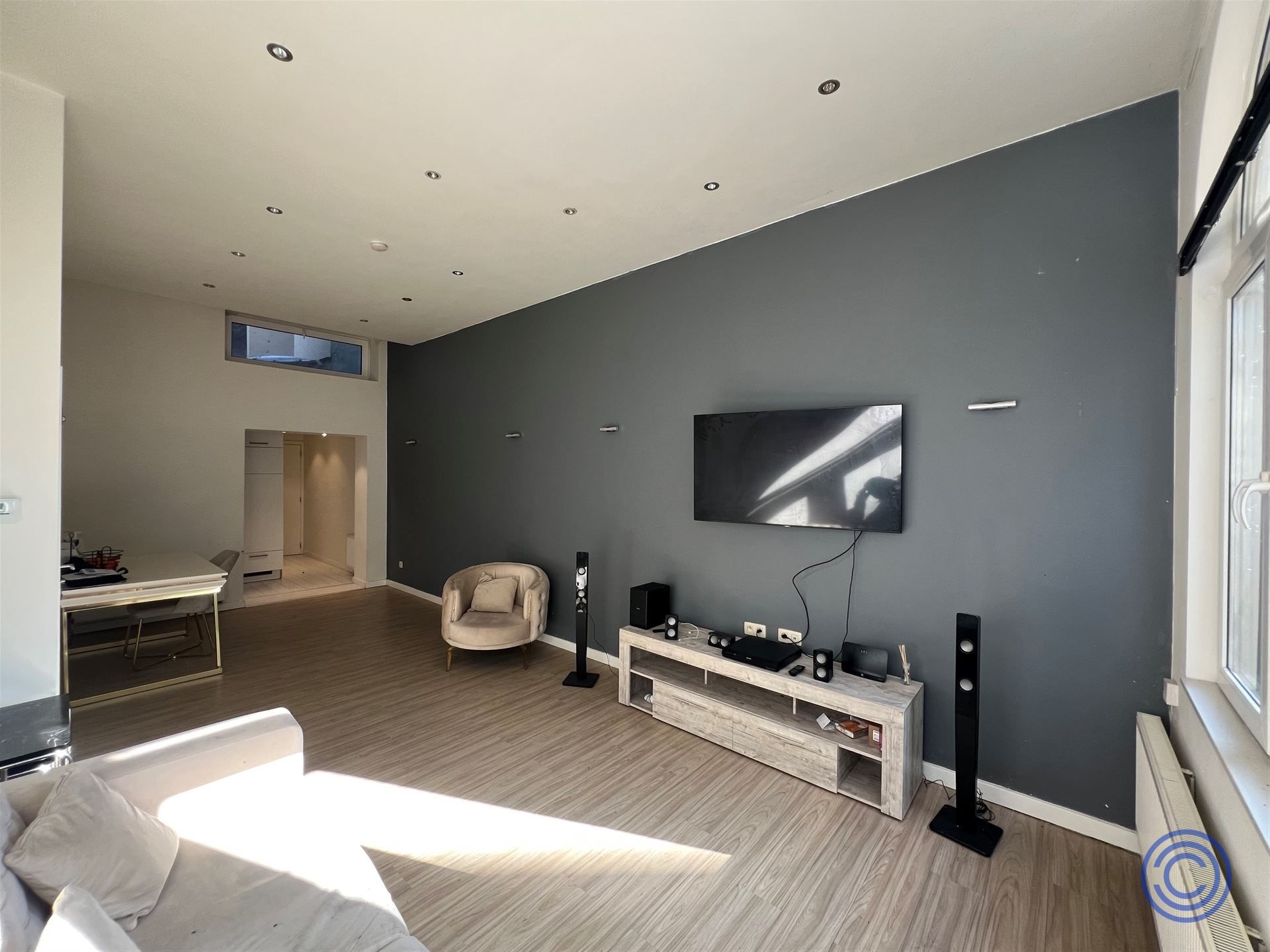 Pand met prachtig authentieke gevel bestaande uit 4 1-slpk app'en op het Eilandje foto 12