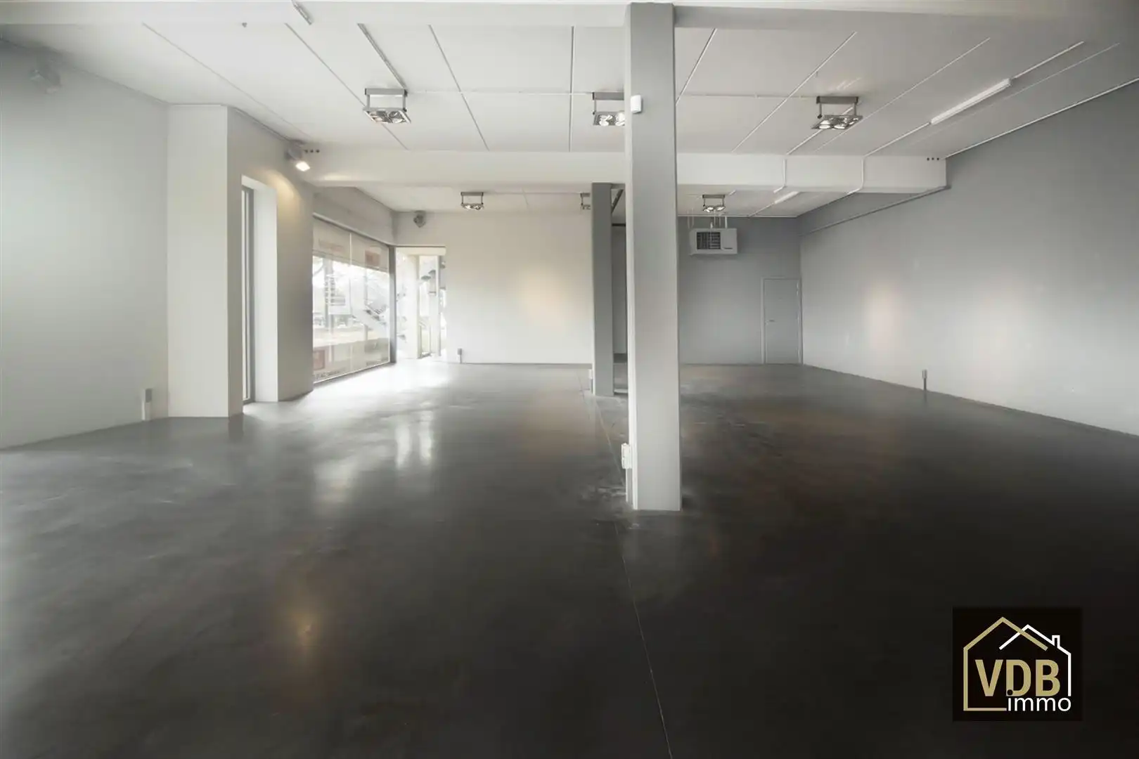 Commercieel gebouw op toplocatie, verhuurd met goed rendemen foto 14