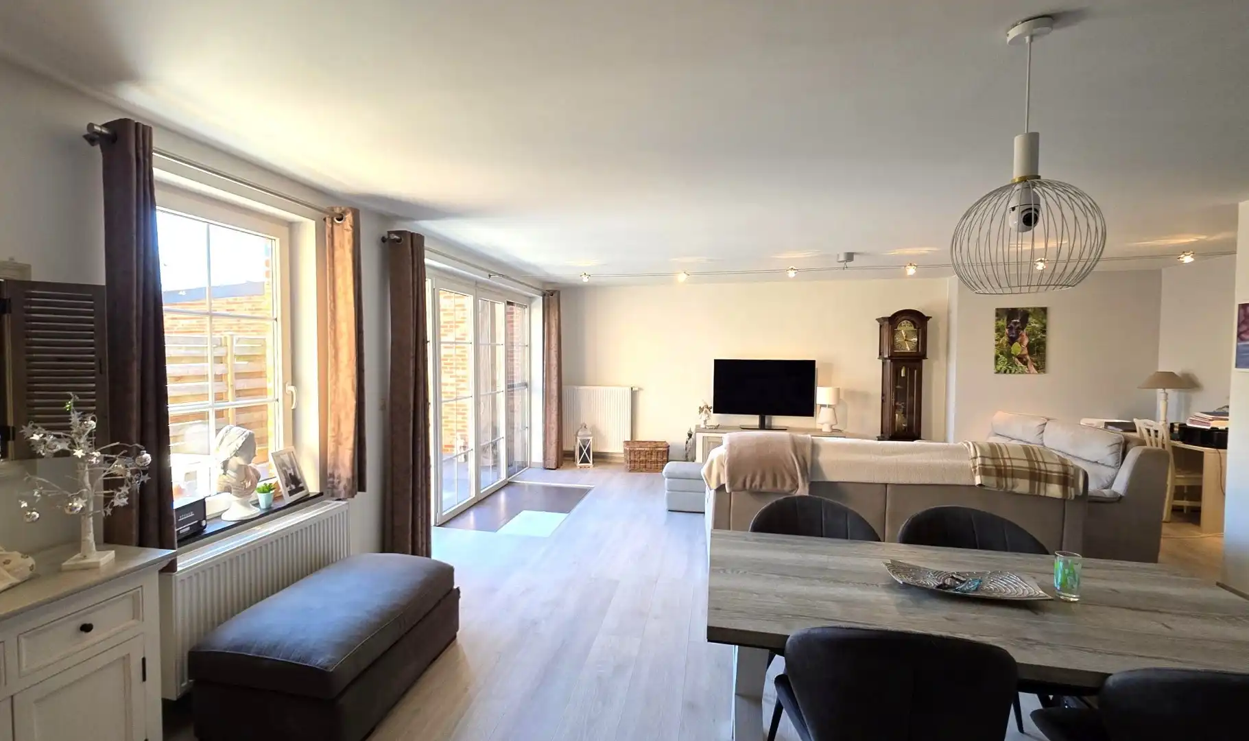 Instapklaar en stijlvol gelijkvloers appartement met privatief terras foto 4