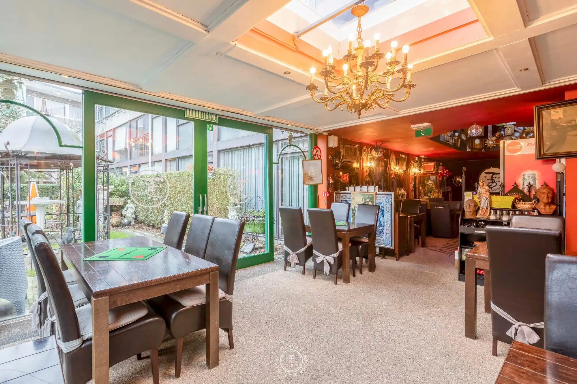 Handelspand met zeer ruim terras in 't Binnenhof foto 3