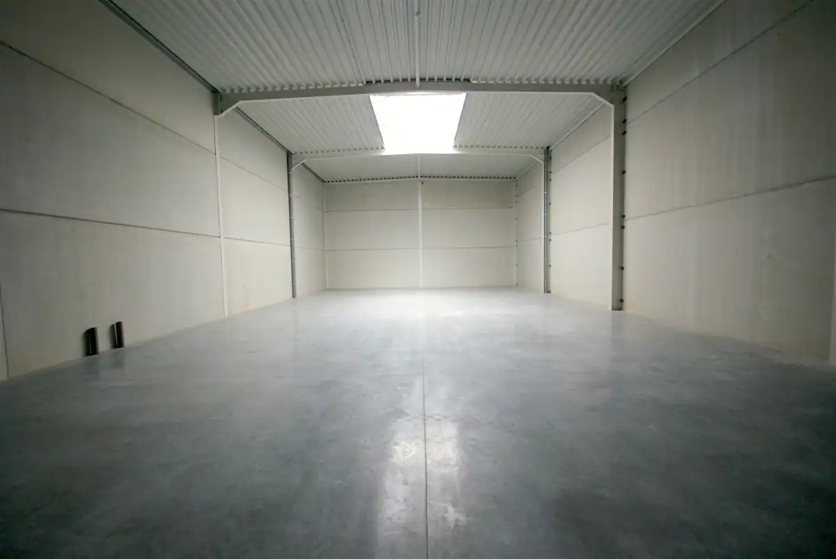 Goed geïsoleerde (vorstvrij) NB OPSLAGRUIMTE (288m²) TE HUUR, inclusief 3 private parkeerplaatsen voor de deur op industriezone te Aalter. foto 2