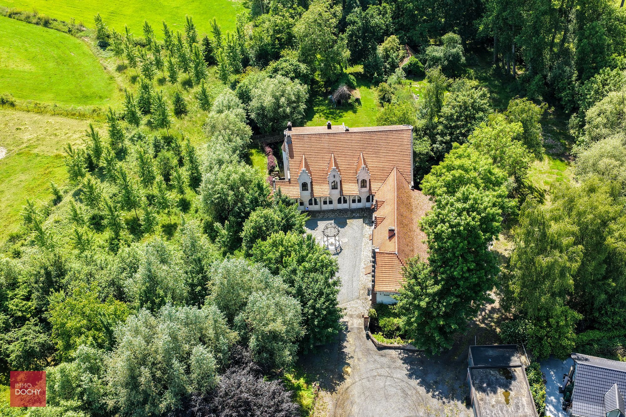 Landelijk en rustig gelegen handelscomplex met woonst foto 2