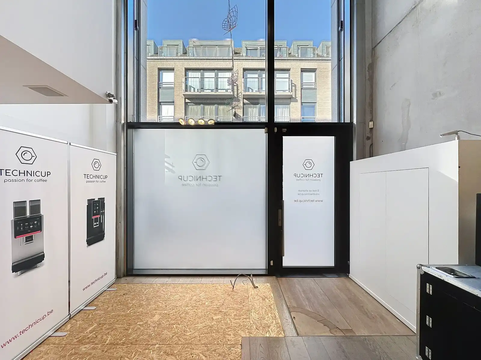 Winkelpand TE HUUR met industriële uitstraling in de Delaerestraat tussen stijlvolle handelszaken. foto 2