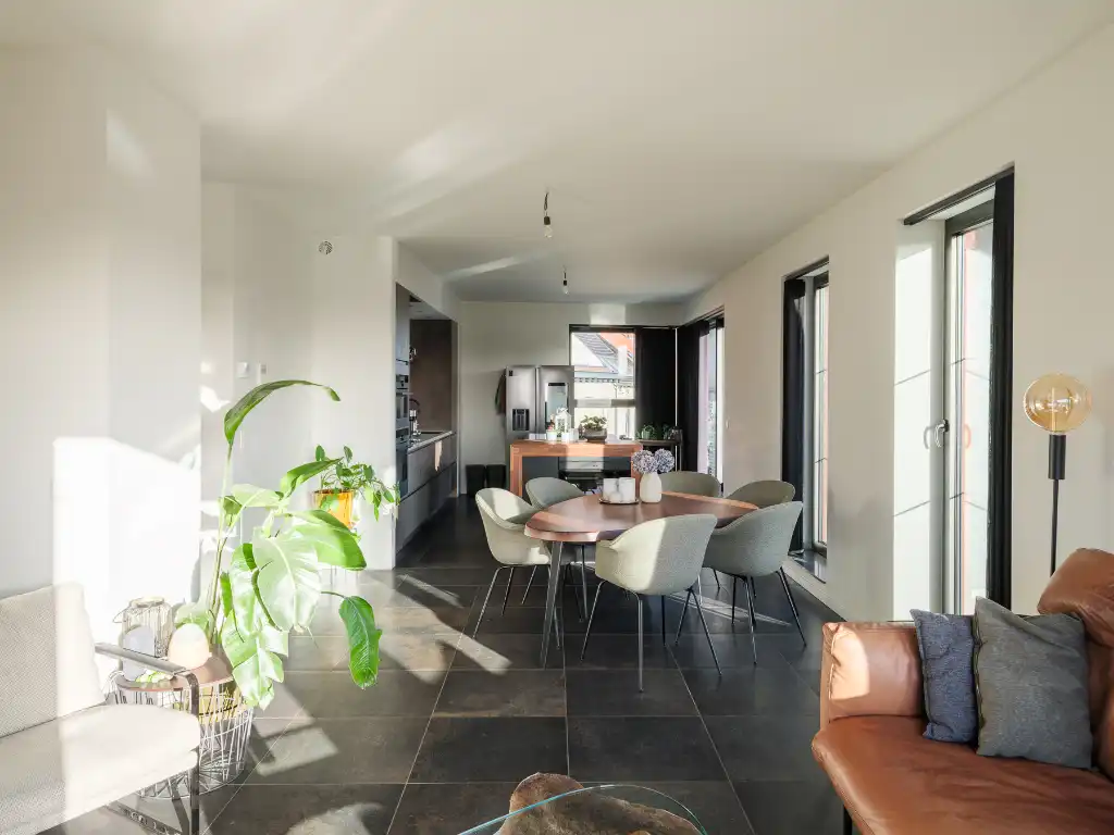 Ruim en lichtrijk dakappartement met twee slaapkamers, bureau en royaal zonneterras in de dynamische omgeving van de Nieuwe Voorhaven. foto 2