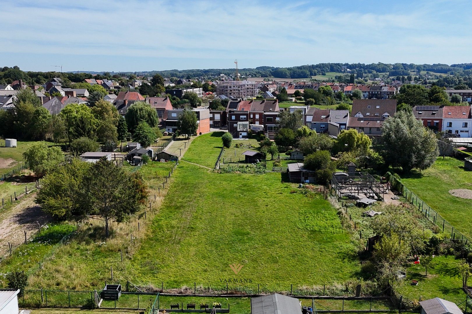 Woning met 3 slaapkamers en grote dubbele garage op prachtige locatie. foto 27