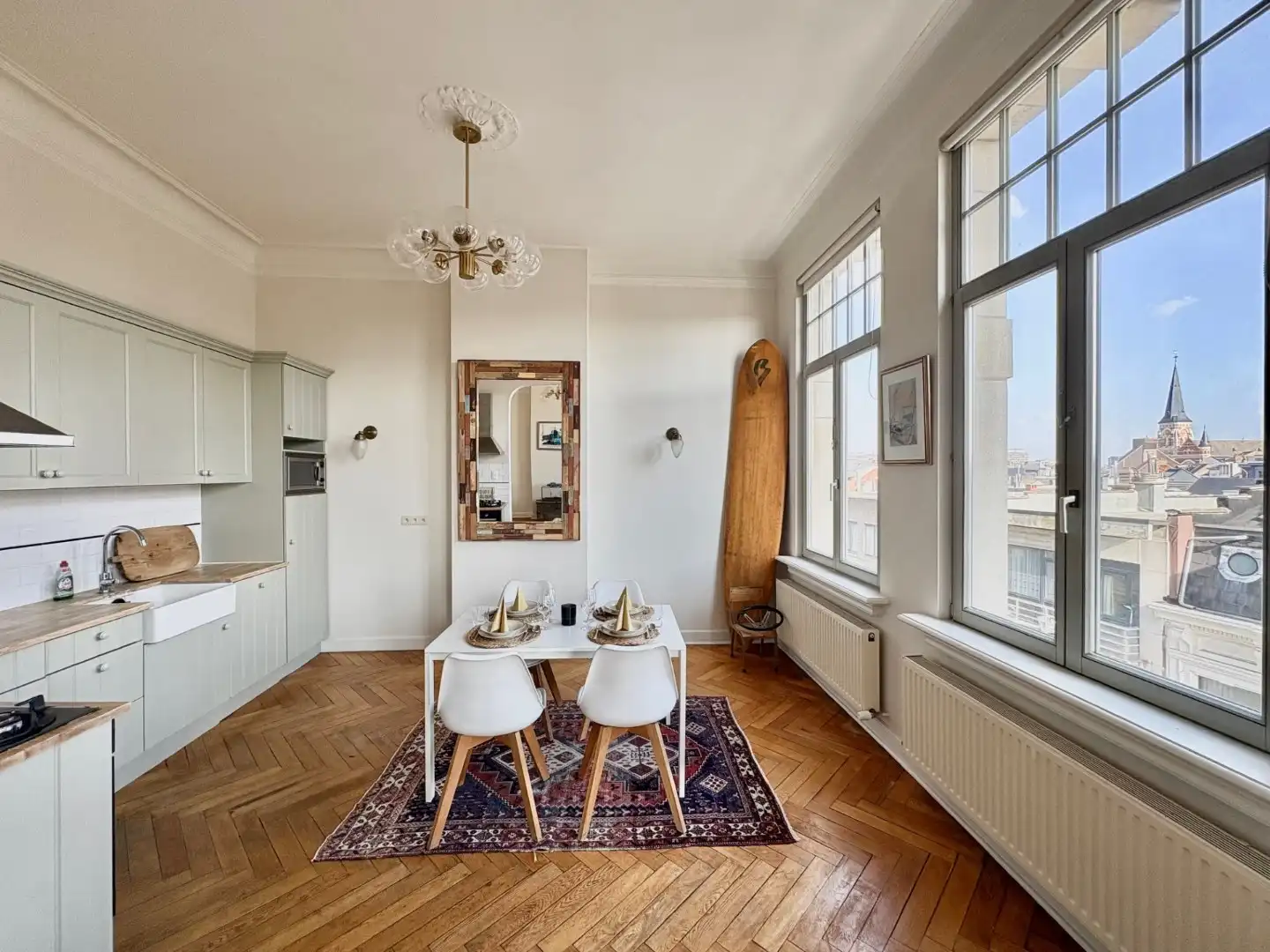 Stijlvol GEMEUBELD 2-slpk app op wandelafstand van Centraal Station foto 4