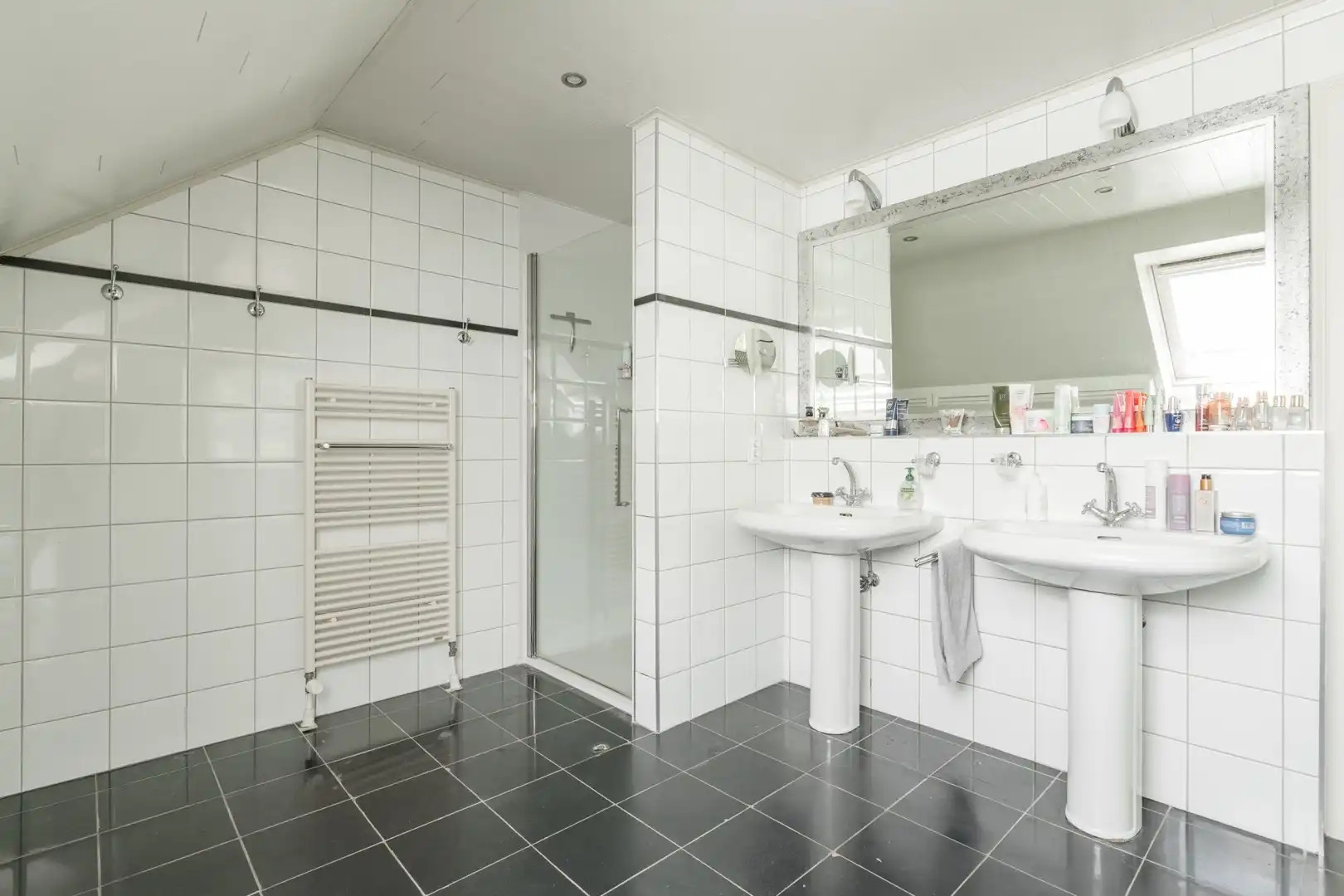 Charmante & sfeervolle, instapklare, energiecorrecte (EPC B) villa-landhuis met 6 slaapkamers, 3 badkamers, bureau én dubbele garage. foto 46