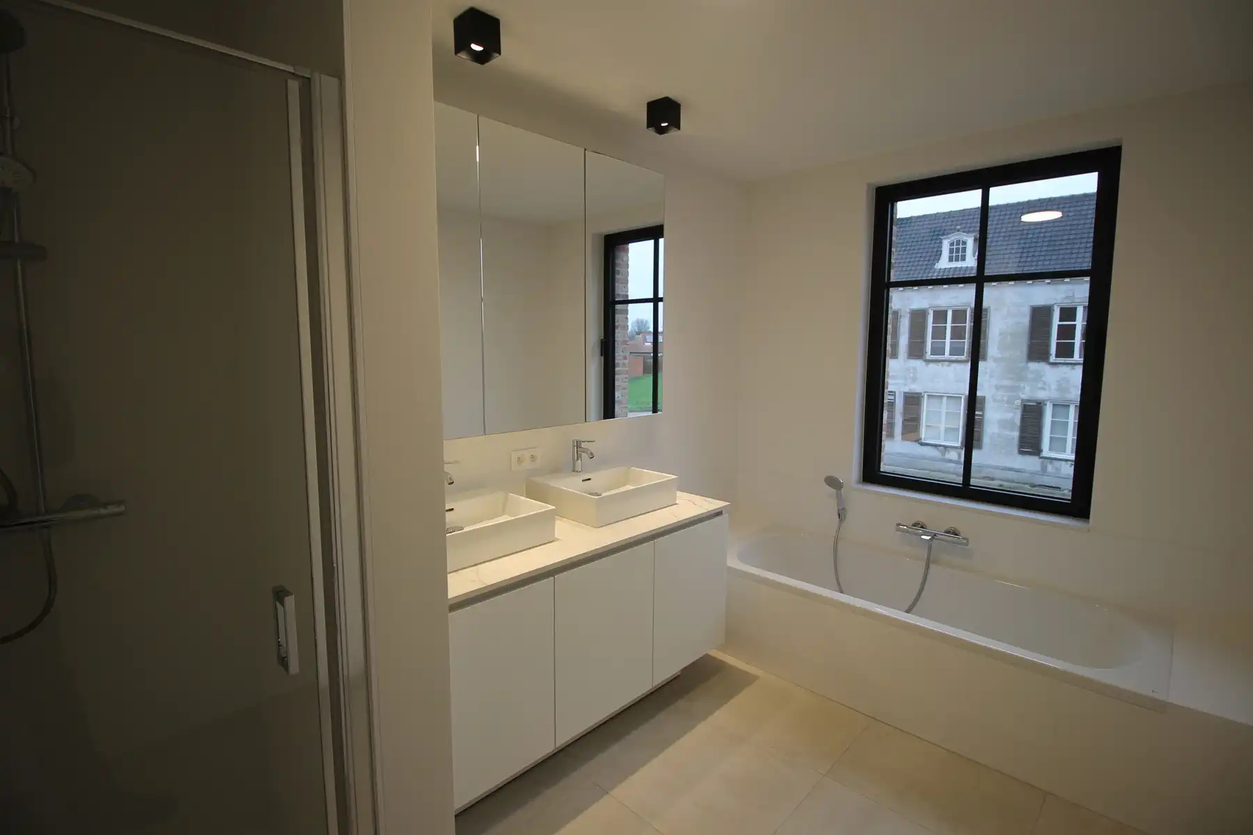 Energiezuinige nieuwbouwwoning met 4 slaapkamers, terras met tuin, tuinberging, carport en autostaanplaats. foto 15