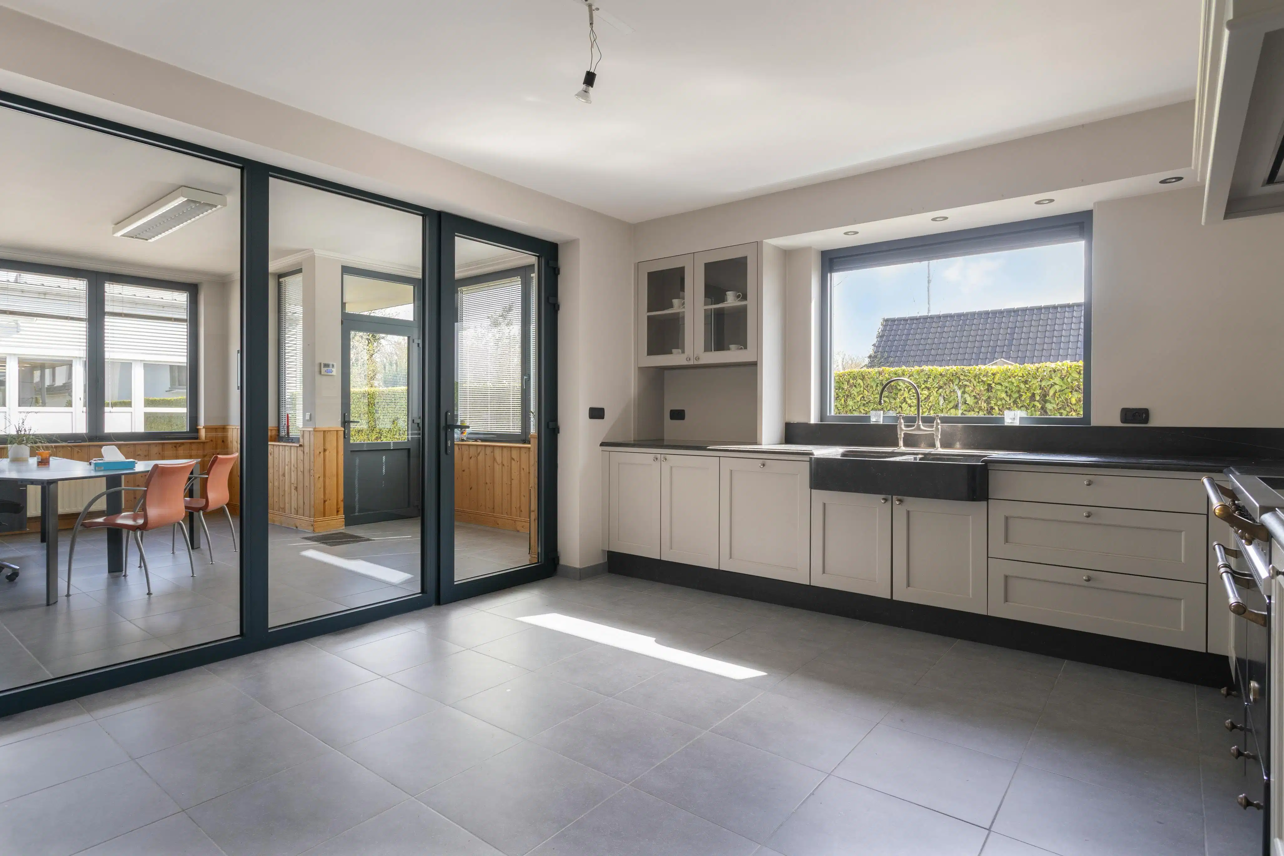 Ruime eigendom met woning, loods en extra bouwgrond foto 6