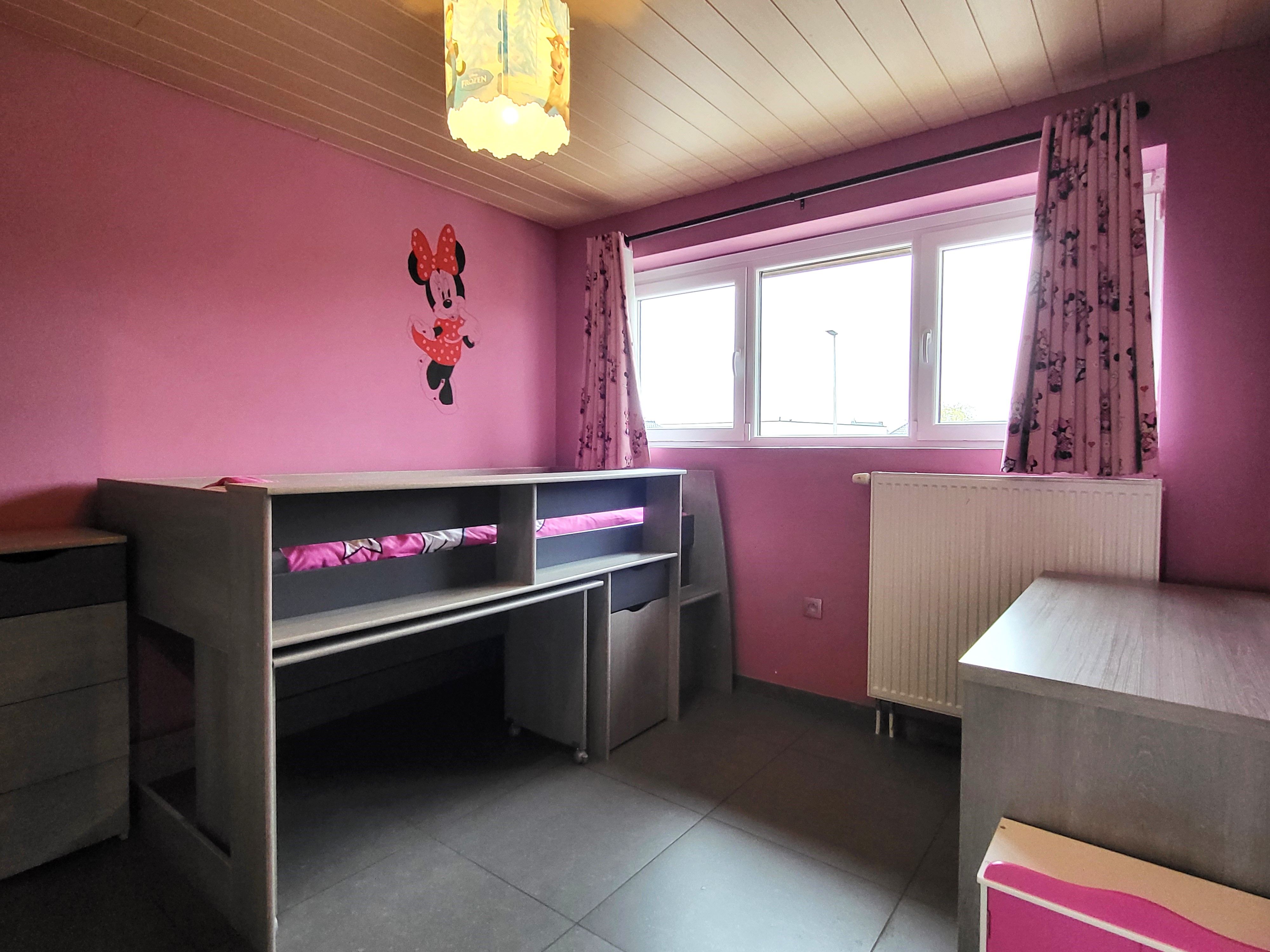 Deze instapklare halfopen woning uit 2014 ligt in een rustige en landelijke straat in Lierde.  foto 18