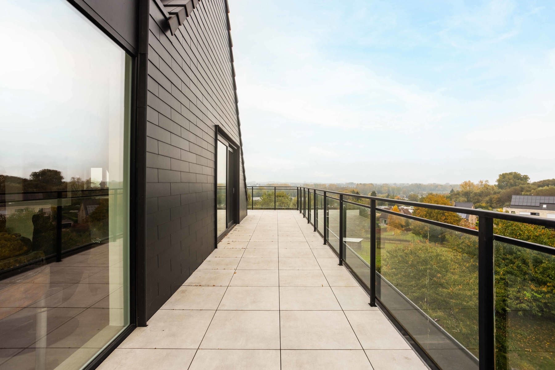 Recent, luxe penthouse met panoramisch terras foto 21