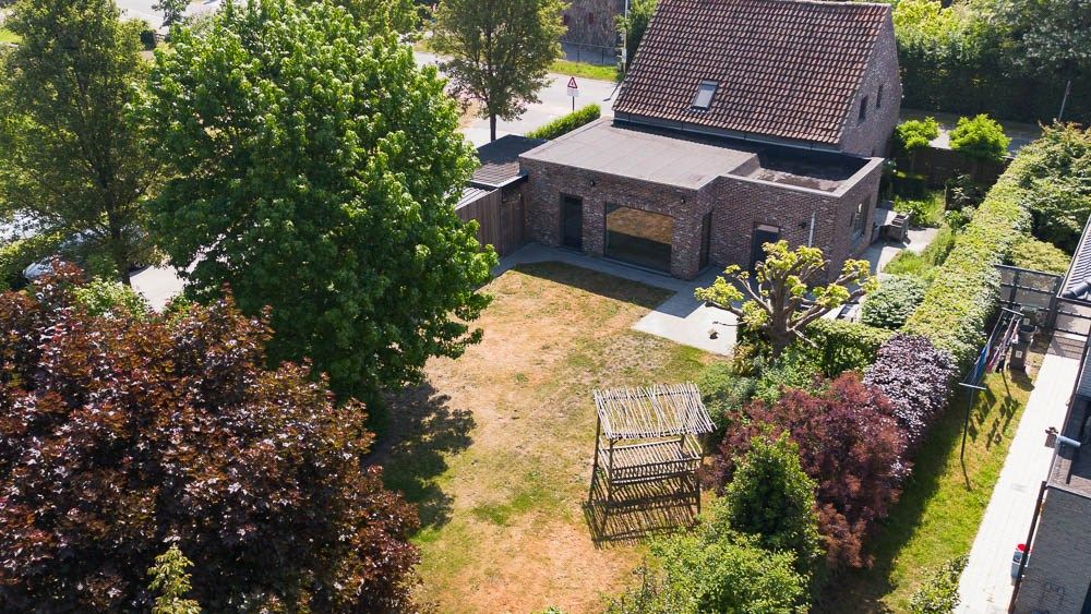 Instapklare villa op 817 m² met ruime tuin in Zeveneken (Lochristi) foto {{pictureIndex}}