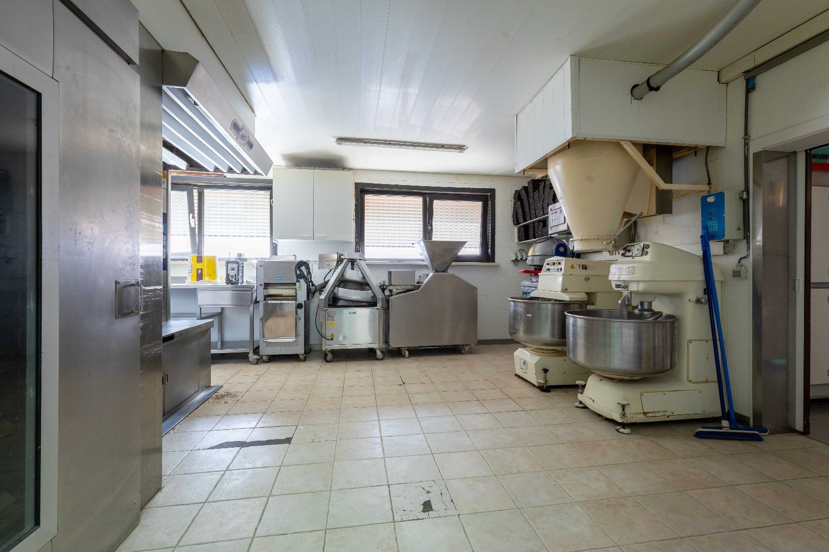 Opbrengsteigendom van handelszaak en 3 panden op commerciële ligging in Zandvoorde. foto 9