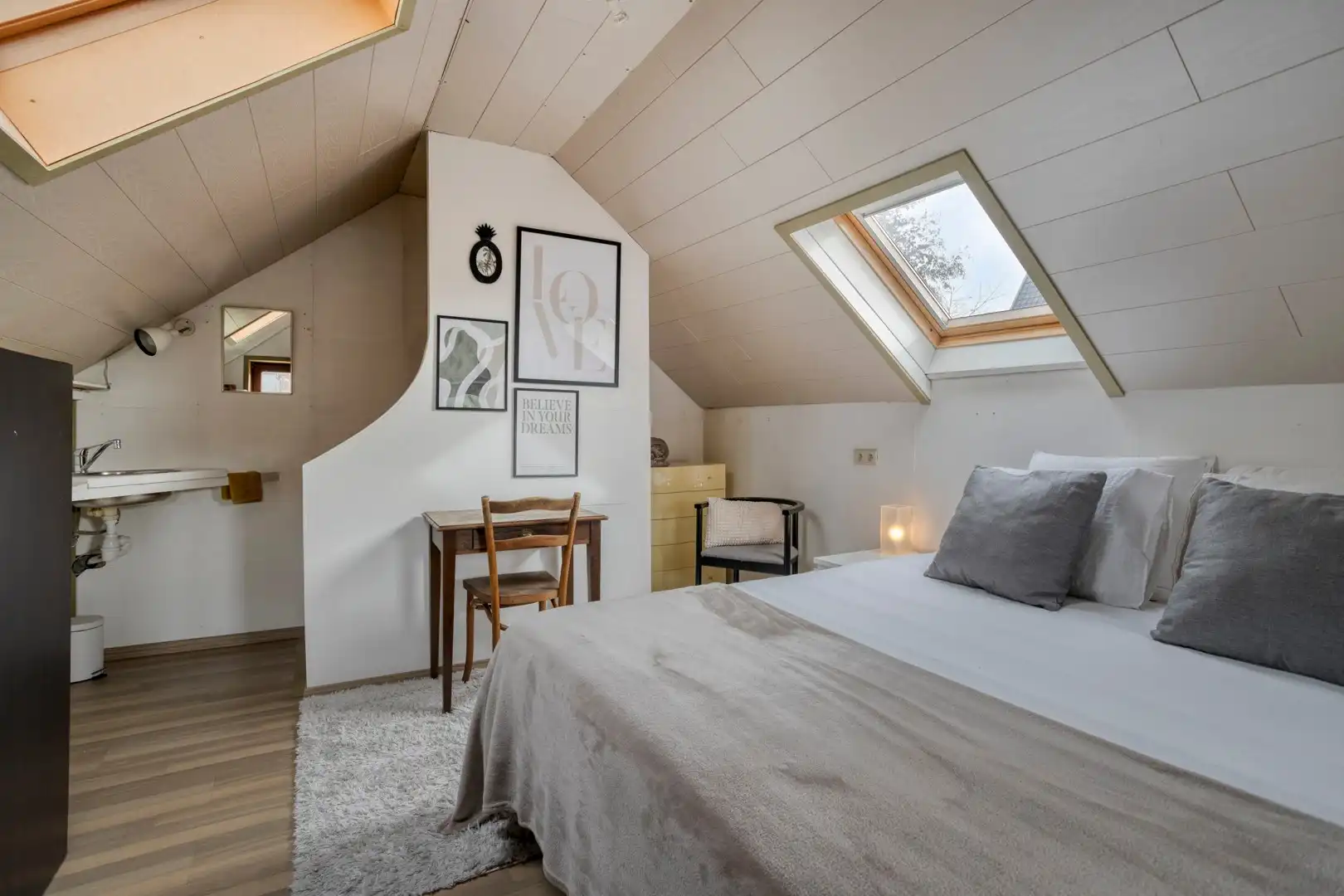 Bijzonder charmante en karaktervolle gerenoveerde woning met 4 slaapkamers, diepe tuin en handelsmogelijkheid foto 17
