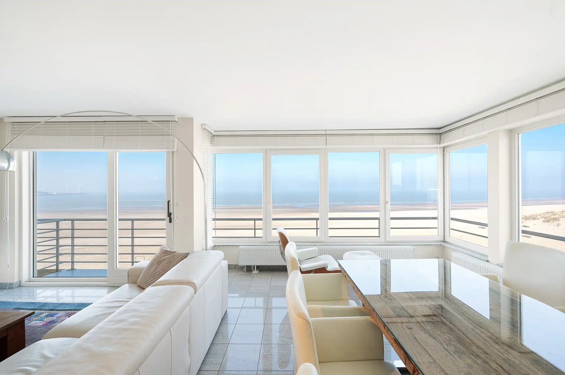 Lichtrijk hoekappartement met groot zuid gericht terras en adembenemend zeezicht foto 7