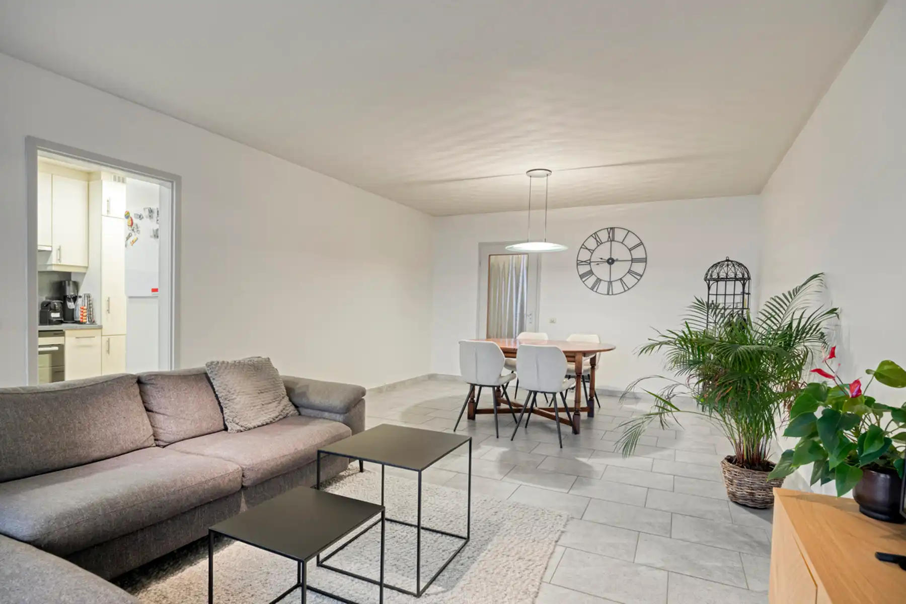 Instapklaar appartement met twee slaapkamers en een terras. foto 3