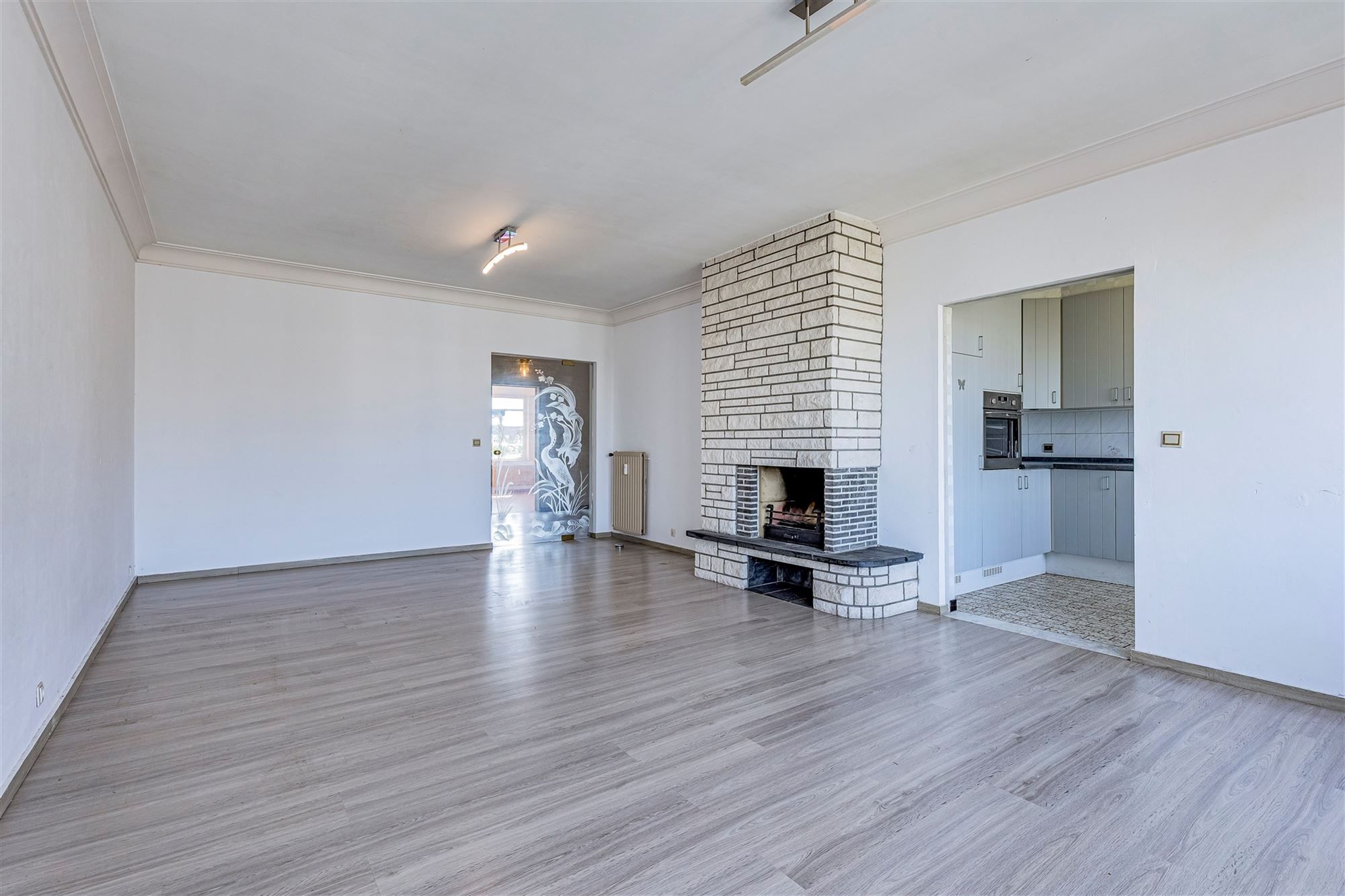 Ruim op te frissen 2 slk appartement met terras foto 3