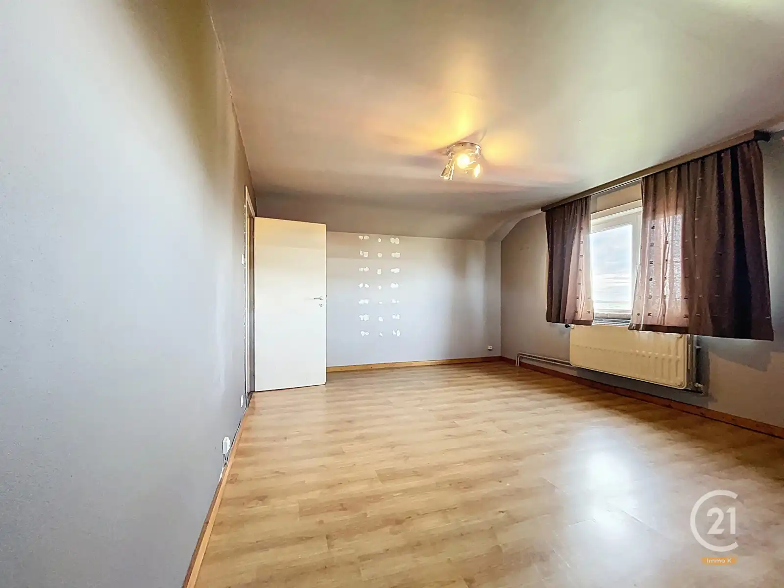 Ruime gelijkvloerse woning met 4 slpks, garage en tuin foto 22