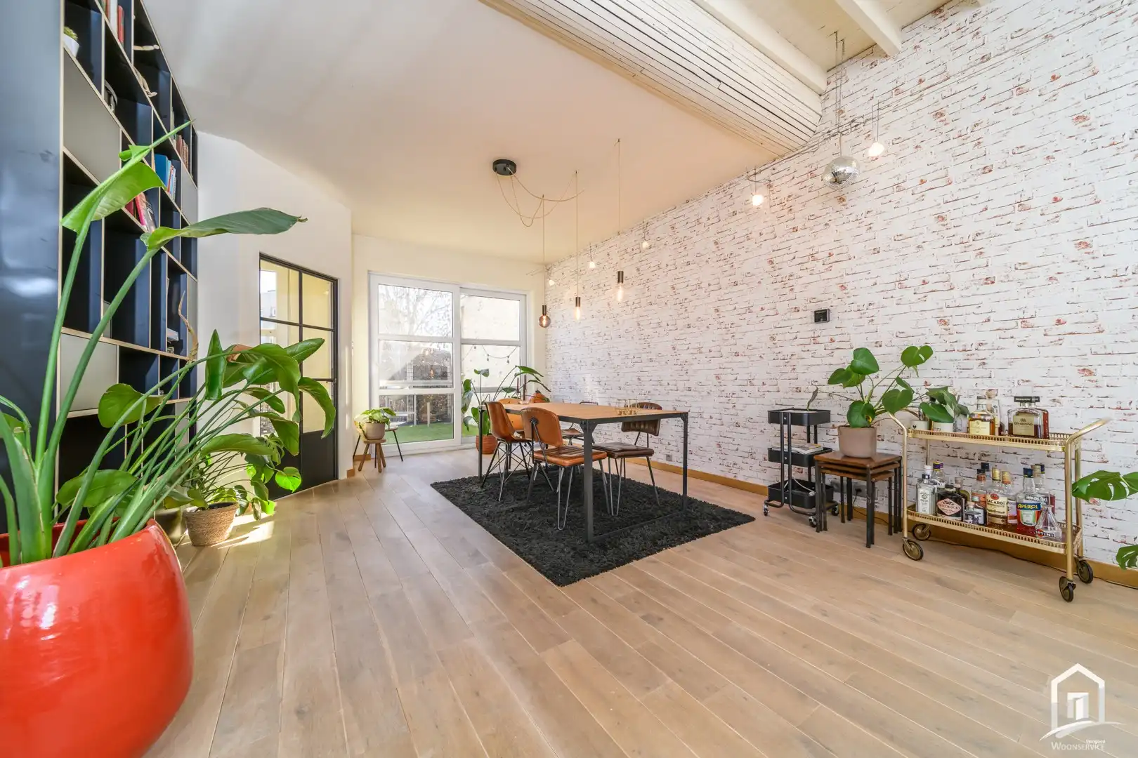 Ruim en instapklaar appartement met 3 slaapkamers nabij centrum Aalst foto {{pictureIndex}}